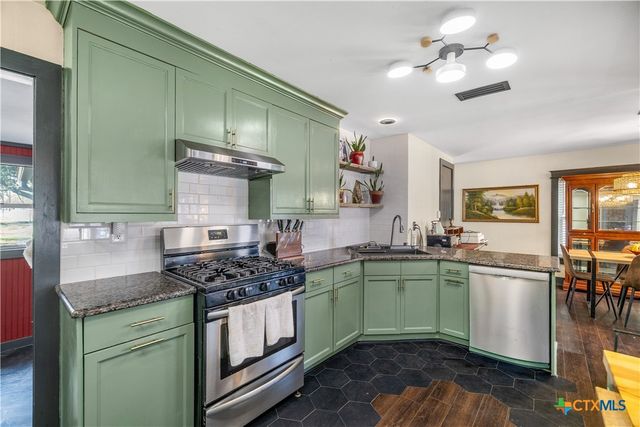 411 N La Grange Street, Hallettsville, TX 77964