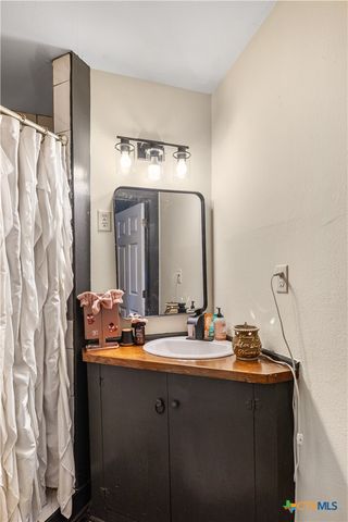 411 N La Grange Street, Hallettsville, TX 77964