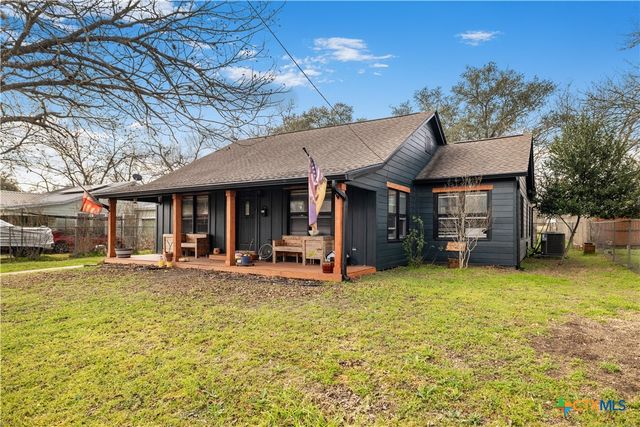 411 N La Grange Street, Hallettsville, TX 77964