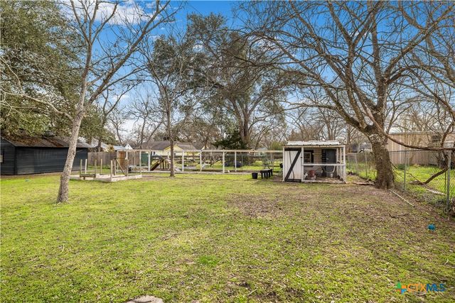 411 N La Grange Street, Hallettsville, TX 77964
