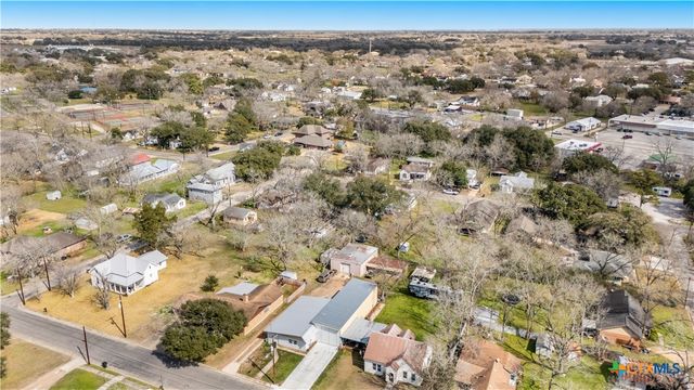 411 N La Grange Street, Hallettsville, TX 77964