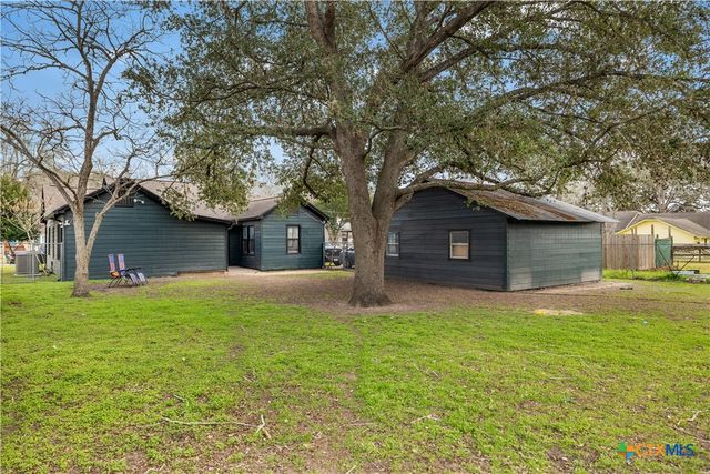 411 N La Grange Street, Hallettsville, TX 77964