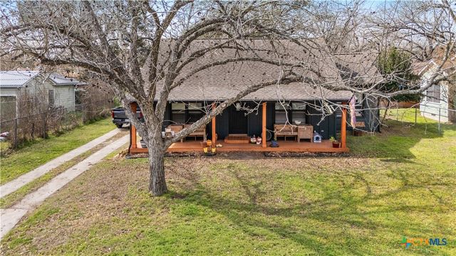 411 N La Grange Street, Hallettsville, TX 77964