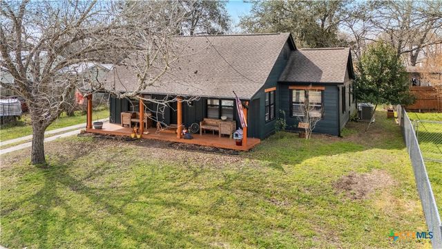 411 N La Grange Street, Hallettsville, TX 77964