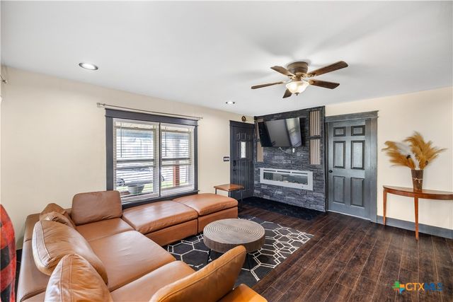 411 N La Grange Street, Hallettsville, TX 77964