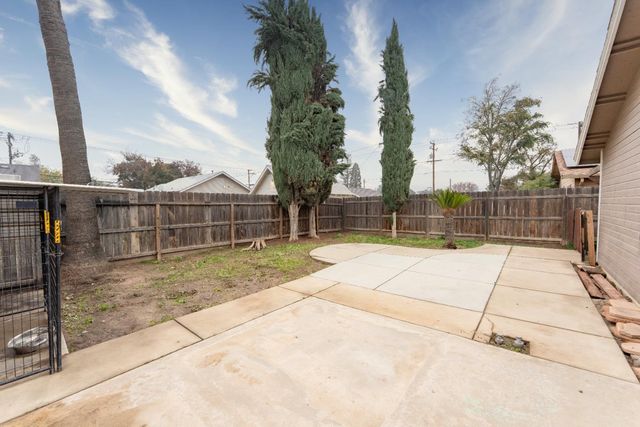 1061 11th Avenue, Kingsburg, CA 93631
