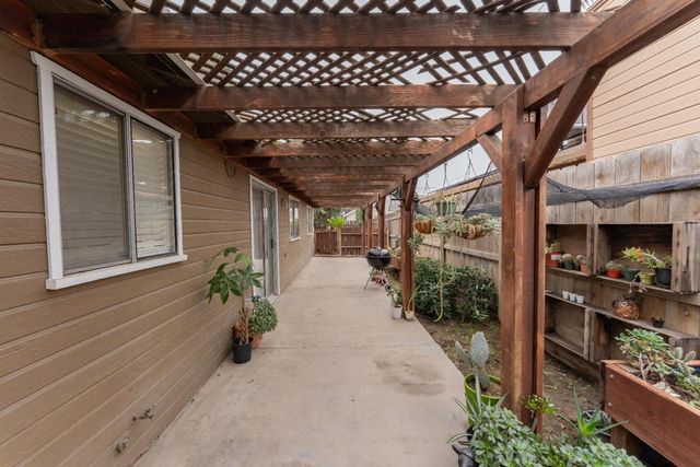 1061 11th Avenue, Kingsburg, CA 93631