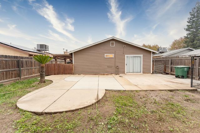 1061 11th Avenue, Kingsburg, CA 93631