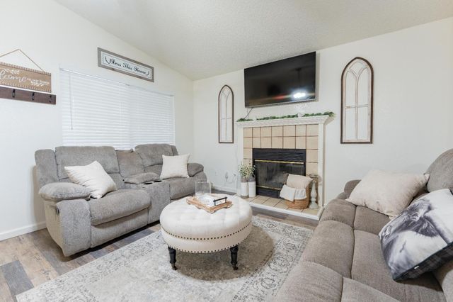 1061 11th Avenue, Kingsburg, CA 93631