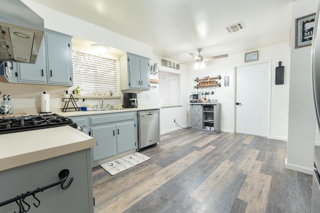 1061 11th Avenue, Kingsburg, CA 93631