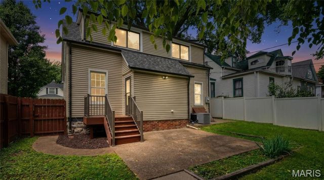 318 N Benton Avenue, St Charles, MO 63301
