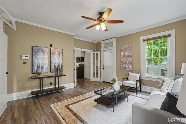 318 N Benton Avenue, St Charles, MO 63301
