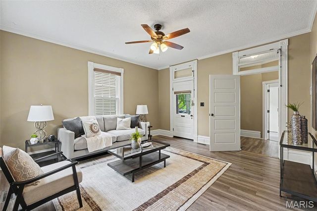 318 N Benton Avenue, St Charles, MO 63301