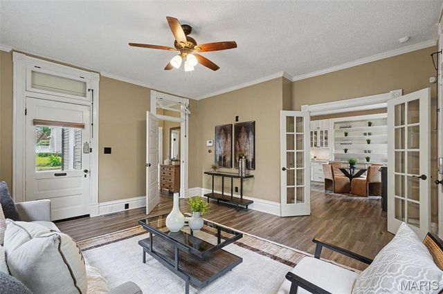 318 N Benton Avenue, St Charles, MO 63301