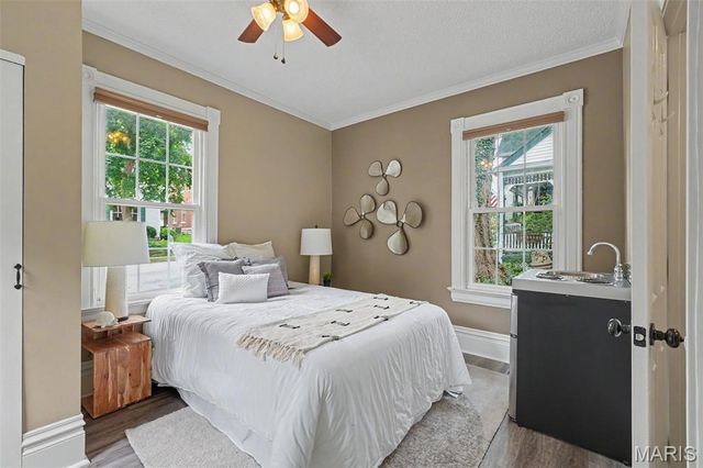 318 N Benton Avenue, St Charles, MO 63301