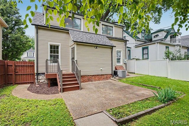 318 N Benton Avenue, St Charles, MO 63301