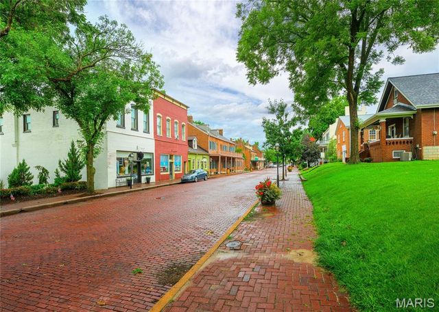 318 N Benton Avenue, St Charles, MO 63301