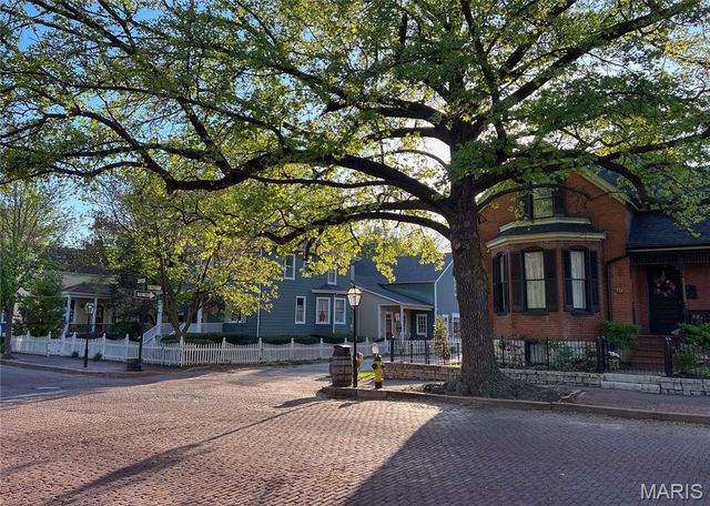 318 N Benton Avenue, St Charles, MO 63301