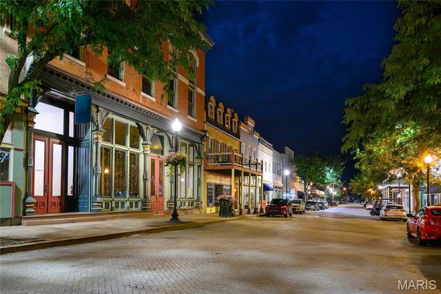 318 N Benton Avenue, St Charles, MO 63301