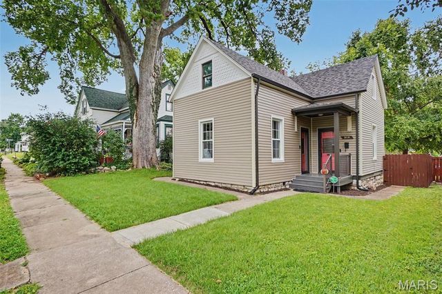 318 N Benton Avenue, St Charles, MO 63301