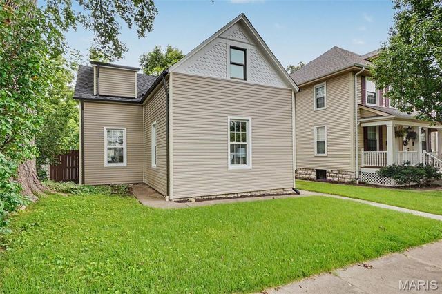 318 N Benton Avenue, St Charles, MO 63301