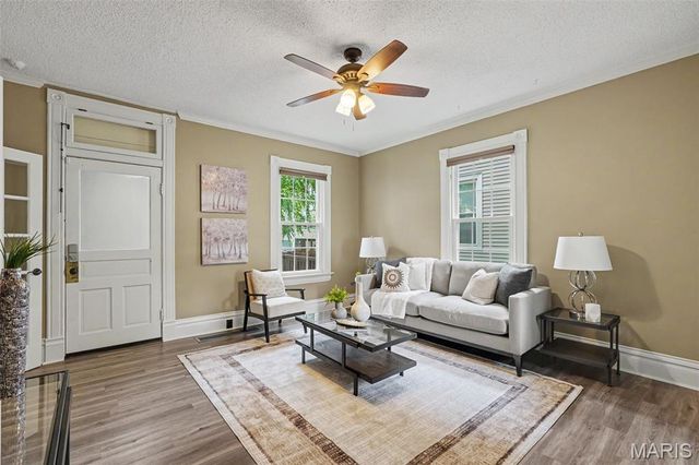 318 N Benton Avenue, St Charles, MO 63301