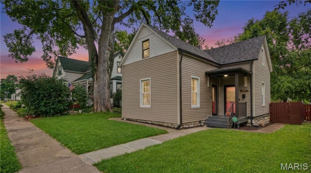 318 N Benton Avenue, St Charles, MO 63301