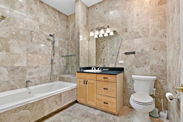 2151 W Race Avenue, Chicago, IL 60612