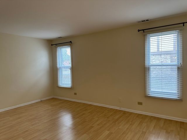 1250 N Streamwood Lane 338, Vernon Hills, IL 60061