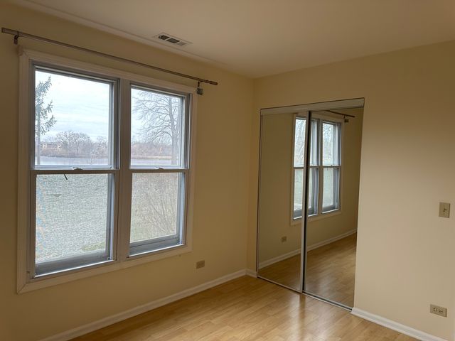 1250 N Streamwood Lane 338, Vernon Hills, IL 60061