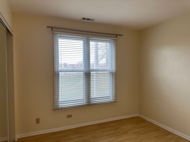 1250 N Streamwood Lane 338, Vernon Hills, IL 60061