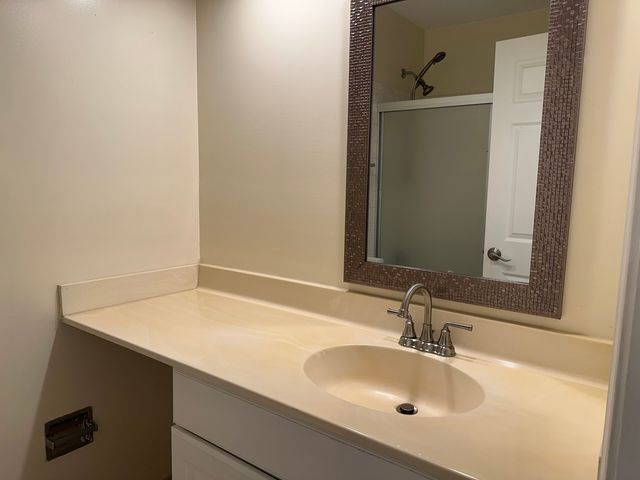 1250 N Streamwood Lane 338, Vernon Hills, IL 60061