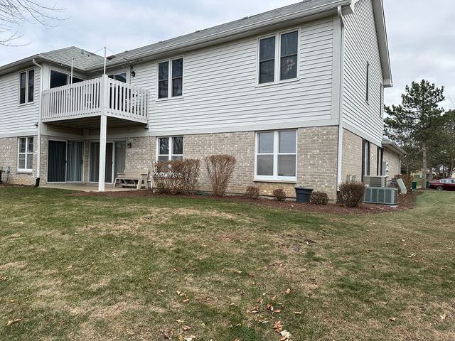 1250 N Streamwood Lane 338, Vernon Hills, IL 60061