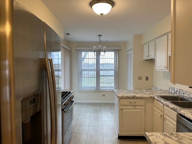 1250 N Streamwood Lane 338, Vernon Hills, IL 60061