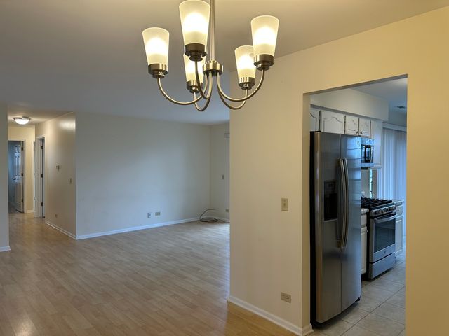 1250 N Streamwood Lane 338, Vernon Hills, IL 60061