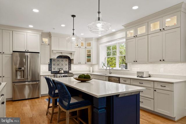 7032 WILSON LN, Bethesda, MD 20817