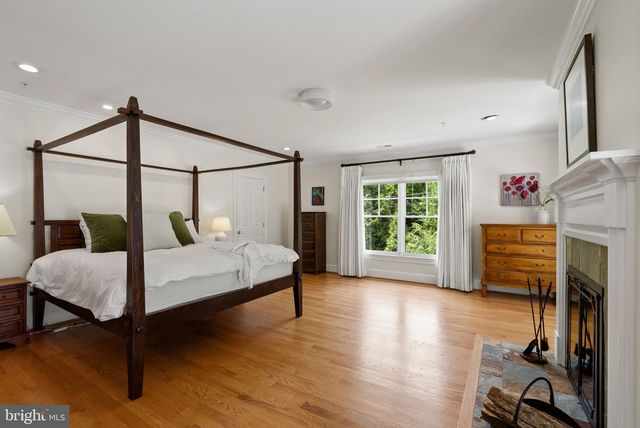 7032 WILSON LN, Bethesda, MD 20817