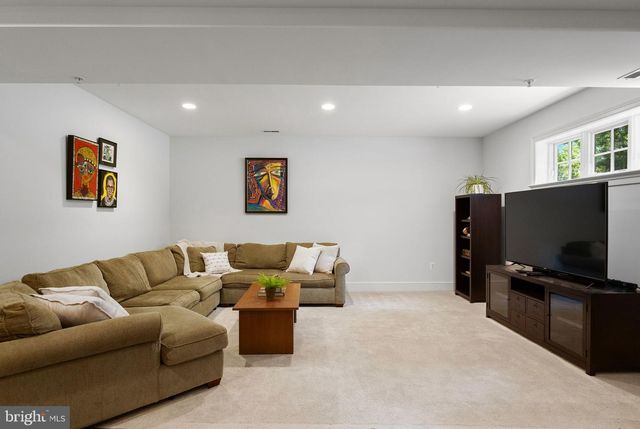 7032 WILSON LN, Bethesda, MD 20817