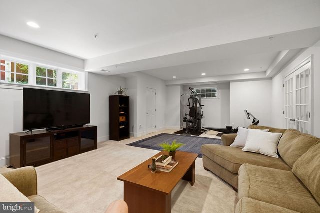 7032 WILSON LN, Bethesda, MD 20817