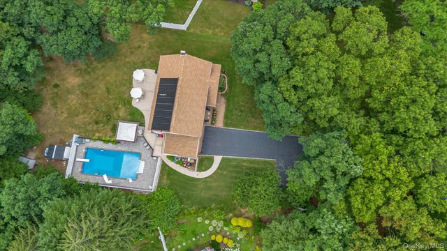 29 Wintergreen Drive, Melville, NY 11747