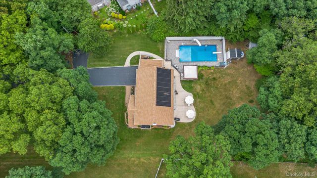 29 Wintergreen Drive, Melville, NY 11747
