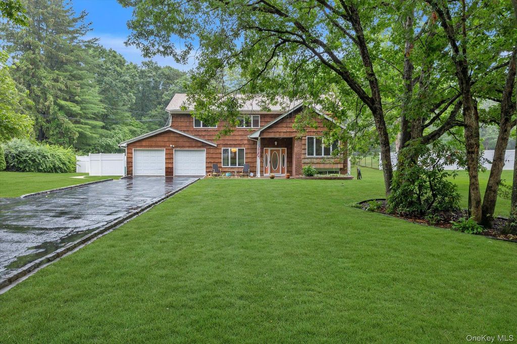 29 Wintergreen Drive, Melville, NY 11747