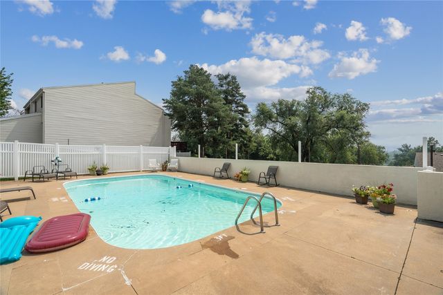 51 29th Ave Dr SW 18, Cedar Rapids, IA 52404