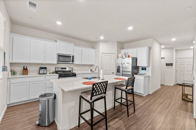 942 Maricopa Street, Tulare, CA 93274