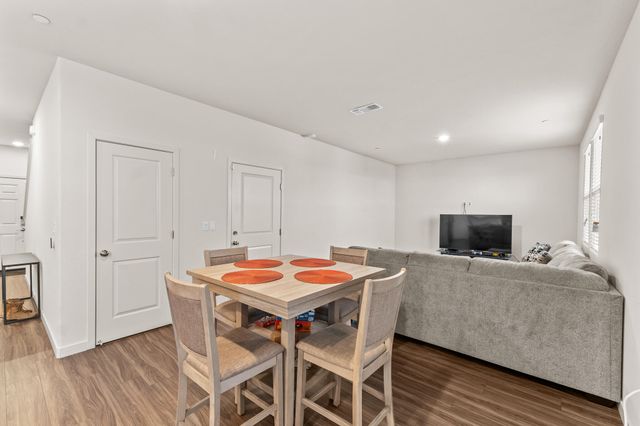 942 Maricopa Street, Tulare, CA 93274