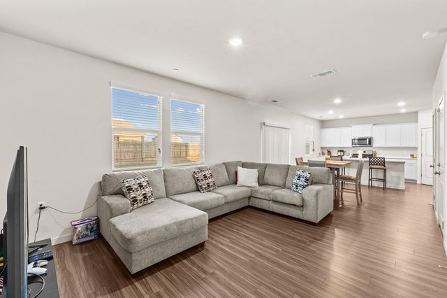 942 Maricopa Street, Tulare, CA 93274