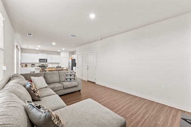 942 Maricopa Street, Tulare, CA 93274