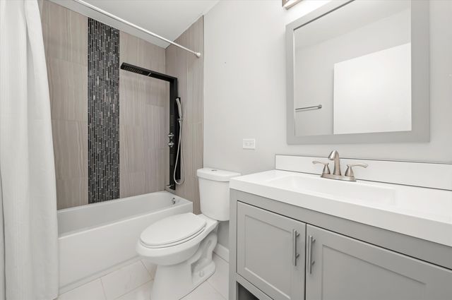 2208 W DIVERSEY Avenue S, Chicago, IL 60647