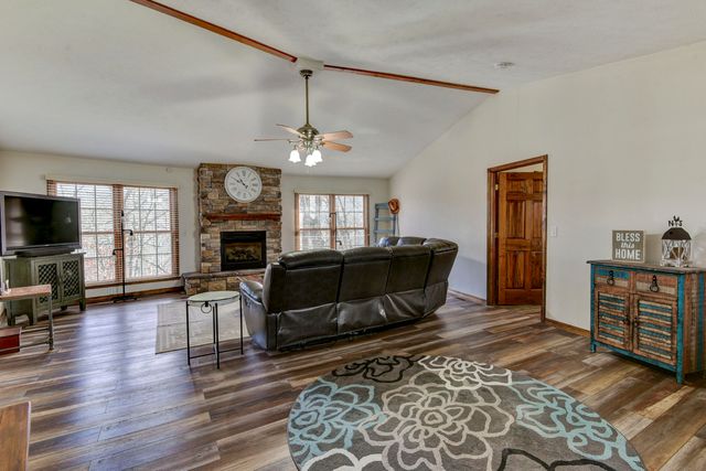 368 Whitfield Lane, Hollister, MO 65672