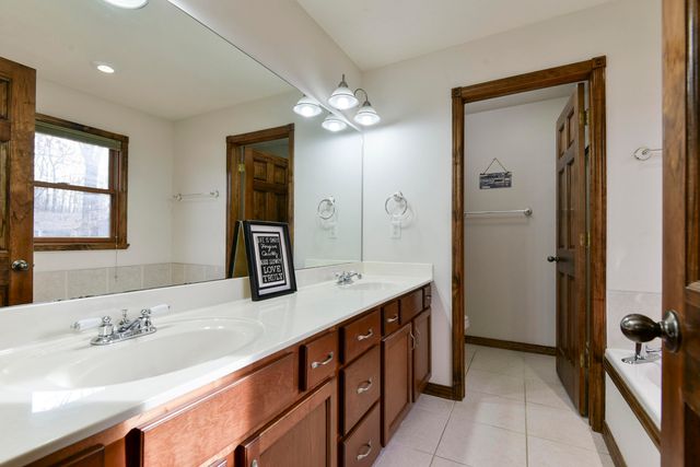 368 Whitfield Lane, Hollister, MO 65672